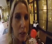 Blonde Mutter beim Restaurantbesuch