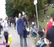 Zwei Deutsche teilen sich auf Oktoberfest Wurst