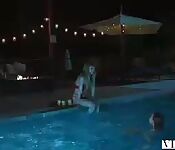 Ivy und Janice vernaschen sich am Pool