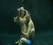 Taucher im Vorteil - Blondine treibt es unter Wasser