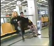 Auf dem Flughafen lesbisch gefickt