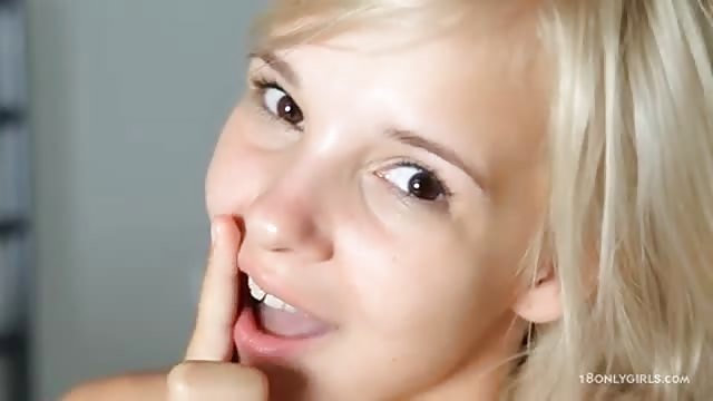 Blonde Lolita fingert ihre Muschi