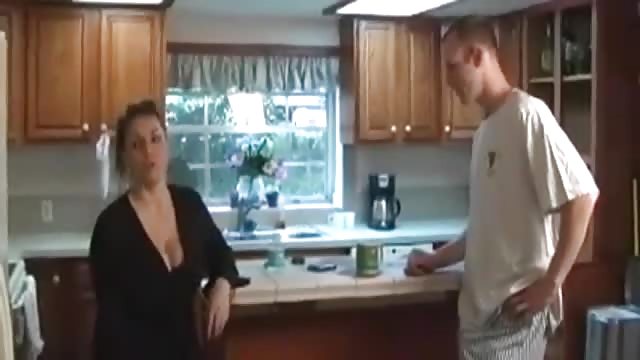 Wollüstige Ehefrau bumst ihn gleich in der Küche