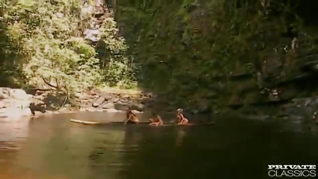 Heißer Gruppensex in einer Höhle