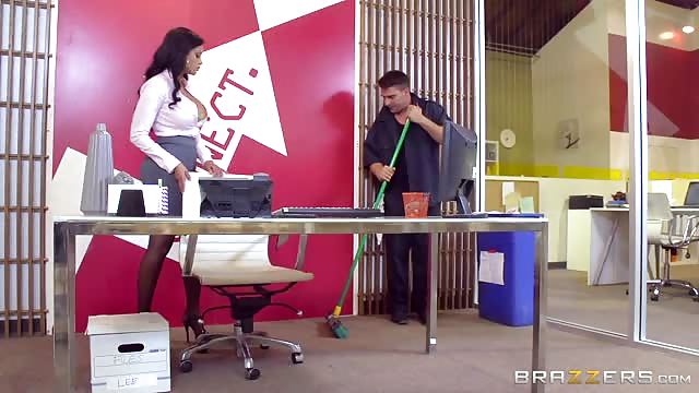 Büroangestellte fickt Reinigungskraft