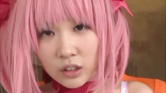 Japanische Cosplayerin lässt sich fingern