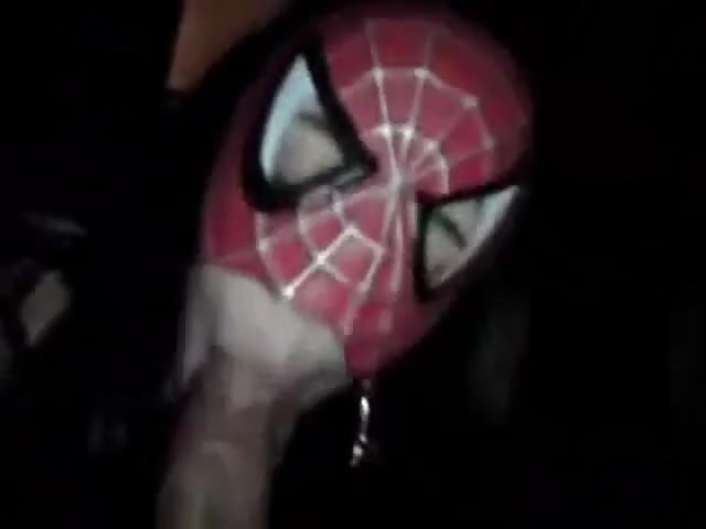 Spiderwoman bläst gerne