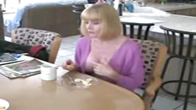 Blonde Mama frühstückt Schwanz