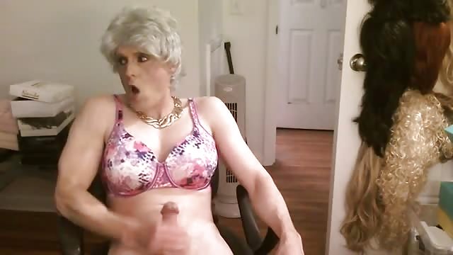 Reifer Transvestit solo vor Webcam