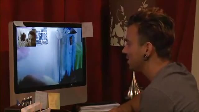 Schwanzgeiles Teenluder verführt ihren Freund vor dem Fernseher
