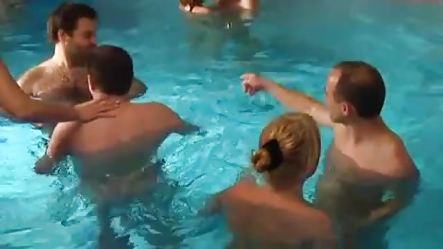 Im Schwimmbad - Deutsche Fickparty im Schwimmbad - PORNOBEREICH.COM