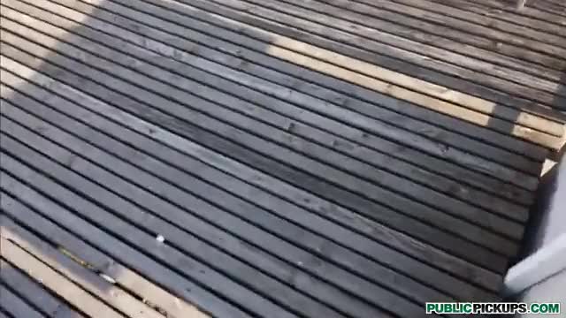 Brünettes Luder fickt auf der Dachterrasse