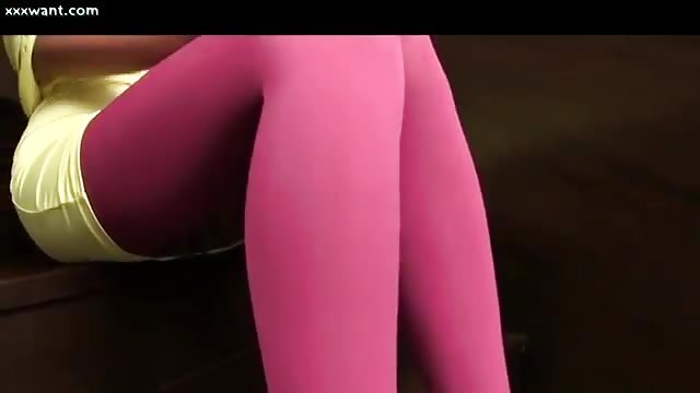 Ebenholz-Transe in rosa Strümpfen masturbiert solo