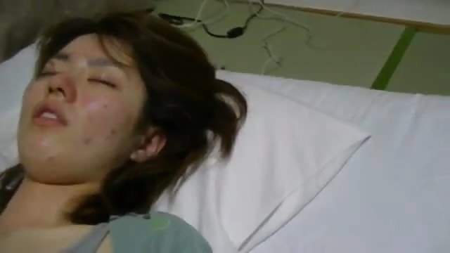 Japanisches Teenluder im Schlaf begrabscht