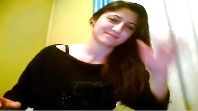Türkische Teenschlampe zeigt vor der Webcam was sie hat
